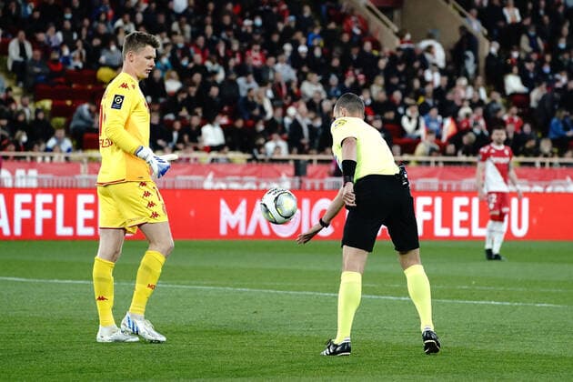 Alexander Nubel (AS Monaco) - Benoit Millot (arbitre) FOOTBALL : AS Monaco vs OGC Nice - Ligue 1 Uber Eats - Monaco - 20 04 2022 NorbertScanella Panoramic 