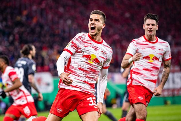 Bilder des Jahres 2022, Sport 04 April Sport Themen der Woche KW16 Sport Bilder des Tages FB-1BL RB Leipzig - 1. FC Union Berlin Andre Silva (RB Leipzig) jubelt nach Tor zum 1:1 waehrend des Pokal-Halbfinale in der Saison 2021-2022 zwischen RB Leipzig und 1. FC Union Berlin in der Red Bull Arena am 20. April 2022 in Leipzig, Sachsen, Deutschland (DFL AND DFB REGULATIONS PROHIBIT ANY USE OF PHOTOGRAPHS as IMAGE SEQUENCES and or QUASI-VIDEO) *** FB 1BL RB Leipzig 1 FC Union Berlin Andre Silva RB Leipzig cheers after scoring 1 1 during the cup semifinal in the 2021 2022 season between RB Leipzig and 1 FC Union Berlin at Red Bull Arena on April 20 2022 in Leipzig, Saxony, Germany DFL AND DFB REGULATES PROHIBIT ANY USE OF PHOTOGRAPHS as IMAGE SEQUENCES and or QUASI VIDEO
