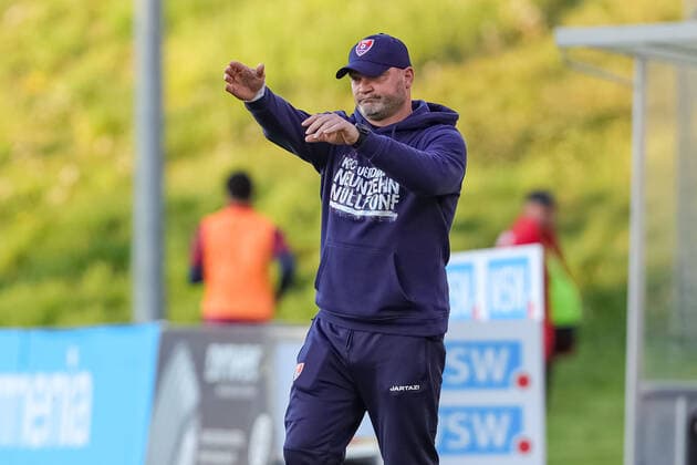 Wuppertal, Deutschland 20.04.2022: Trainer Alexander Voigt (KFC Uerdingen) gestikuliert, Gestik , bei dem Spiel der Regionalliga West zwischen Wuppertaler SV und KFC Uerdingen im Stadion am Zoo am 20. April 2022 in Wuppertal. ( Wuppertal Stadion am Zoo Nordrhein-Westfalen Deutschland Copyright: xStefanxBrauerx