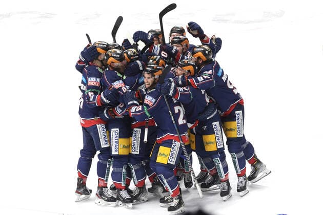 Sport Themen der Woche KW16 Sport Bilder des Tages DEU, DEL, 1.EBL, Eisbaeren vs. Adler Mannheim, 20.04.2022, Mercedes-Benz-Arena, Berlin, DEU, DEL, 1.EBL, Eisbaeren vs. Adler Mannheim, im Bild Tor zum 4: 3 schoss Manuel Wiederer (Eisbaeren Berlin 15), Eisbaeren-Spielerkreis Foto: Juergen Engler nordphoto GmbH *** DEU, DEL, 1 EBL, Eisbaeren vs Adler Mannheim, 20 04 2022, Mercedes Benz Arena, Berlin, DEU, DEL, 1 EBL, Eisbaeren vs Adler Mannheim, in picture goal to 4 3 shot Manuel Wiederer Eisbaeren Berlin 15 , Eisbaeren players circle Foto Juergen Engler nordphoto GmbH nordphotoxGmbHx xEngler nph00076