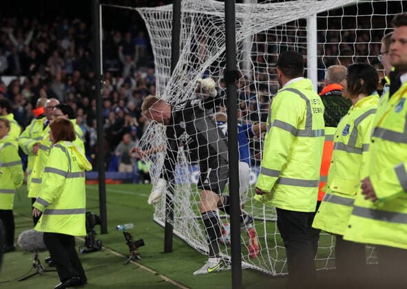 Sport Themen der Woche KW16 Sport Bilder des Tages 20th April 2022, Goodison Park, Liverpool, England; Premier League football, Everton versus Leicester; Richarlison of Everton scuffles with Leicester City goalkeeper Kasper Schmeichel after scoring the equalising for 1-1 in the 90 + 2nd minute goal  ActionPlus12381510 DavidxBlunsden
