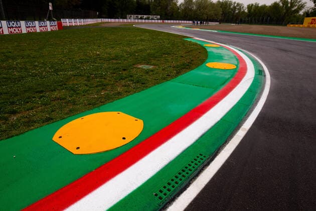 Track ambiance, kerbs, during the Formula 1 Grand Premio del Made in Italy e dell Emilia-Romagna 2022, 4th round of the 2022 FIA Formula One World Championship, WM, Weltmeisterschaft on the Imola Circuit, from April 22 to 24, 2022 in Imola, Italy - F1 - EMILIA ROMAGNA GRAND PRIX 2022 DPPI Panoramic  00122010_FG4T5083