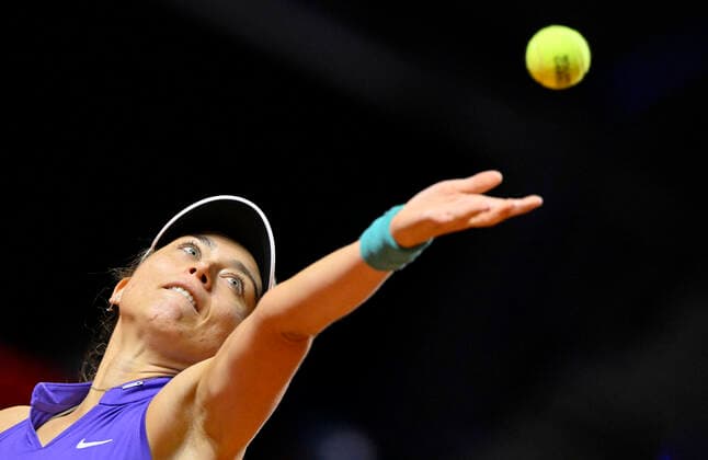 Paula Badosa ESP Aktion Aufschlag Tennis Damen Porsche-Cup Porsche Tennis Grand Prix GP Stuttgart 2022 Porsche Arena 21.04.2022 DFL REGULATIONS PROHIBIT ANY USE OF PHOTOGRAPHS AS IMAGE SEQUENCES AND OR QUASI-VIDEO Porsche Tennis Grand Prix GP Stuttgart 2022