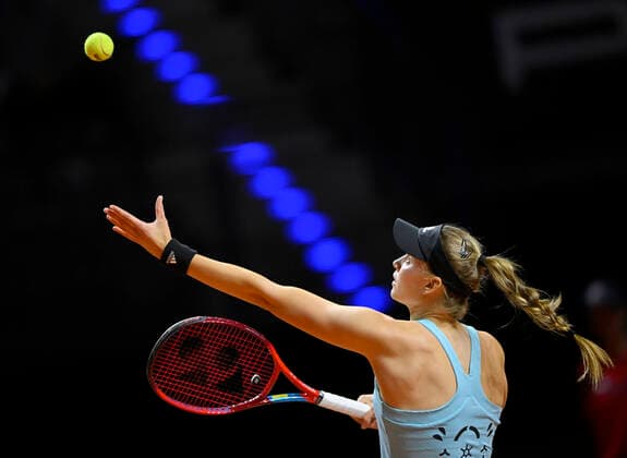 Elena Rybakina KAZ Aufschlag Aktion Tennis Damen Porsche-Cup Porsche Tennis Grand Prix GP Stuttgart 2022 Porsche Arena 21.04.2022 DFL REGULATIONS PROHIBIT ANY USE OF PHOTOGRAPHS AS IMAGE SEQUENCES AND OR QUASI-VIDEO Porsche Tennis Grand Prix GP Stuttgart 2022