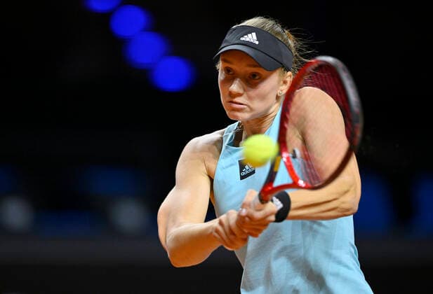 Elena Rybakina KAZ Aktion Tennis Damen Porsche-Cup Porsche Tennis Grand Prix GP Stuttgart 2022 Porsche Arena 21.04.2022 DFL REGULATIONS PROHIBIT ANY USE OF PHOTOGRAPHS AS IMAGE SEQUENCES AND OR QUASI-VIDEO Porsche Tennis Grand Prix GP Stuttgart 2022