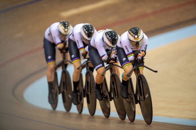 Bilder des Jahres 2022, Sport 04 April Sport Themen der Woche KW16 Deutschland Bahnvierer Frauen Track Nations Cup Glasgow 2022 Team Deutschland, Bahnvierer Frauen Qualifikation: BRAUSSE Franziska, KLEIN Lisa, KROGER Mieke, SUSSEMILCH Laura Tissot UCI Track Nations Cup, Sir Chris Hoy Velodrome Glasgow. UCI Bahnradsport-Nationencup Bahnradsport Wettbewerb, der durch die Union Cycliste Internationale organisiert wird. *** Germany Track Four Women Track Nations Cup Glasgow 2022 Team Germany, Track Four Women Qualification BRAUSSE Franziska, KLEIN Lisa, KROGER Mieke, SUSSEMILCH Laura Tissot UCI Track Nations Cup, Sir Chris Hoy Velodrome Glasgow UCI Track Cycling Nations Cup Track Cycling Competition Organized by the Union Cycliste Internationale