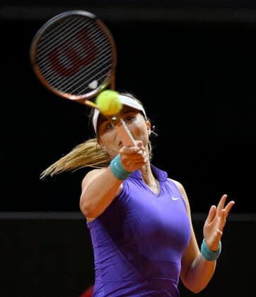 Paula Badosa ESP Aktion Tennis Damen Porsche-Cup Porsche Tennis Grand Prix GP Stuttgart 2022 Porsche Arena 21.04.2022 DFL REGULATIONS PROHIBIT ANY USE OF PHOTOGRAPHS AS IMAGE SEQUENCES AND OR QUASI-VIDEO Porsche Tennis Grand Prix GP Stuttgart 2022
