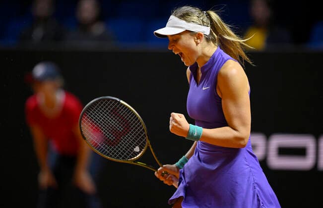 Paula Badosa ESP Jubel Freude Emotion Tennis Damen Porsche-Cup Porsche Tennis Grand Prix GP Stuttgart 2022 Porsche Arena 21.04.2022 DFL REGULATIONS PROHIBIT ANY USE OF PHOTOGRAPHS AS IMAGE SEQUENCES AND OR QUASI-VIDEO Porsche Tennis Grand Prix GP Stuttgart 2022