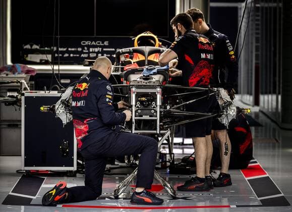 2022-04-21 10:10:53 IMOLA - An engineer works on Max Verstappen s (Oracle Red Bull Racing) car at the Autodromo Enzo e Dino Ferrari in Imola ahead of the Emilia Romagna F1 Grand Prix. REMKO DE WAAL netherlands out - belgium out Imola xVIxxIVx