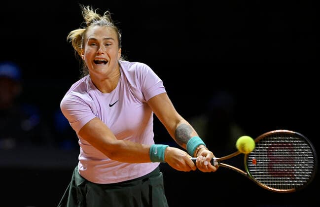 Aryna Sabalenka BLR Aktion Tennis Damen Porsche-Cup Porsche Tennis Grand Prix GP Stuttgart 2022 Porsche Arena 21.04.2022 DFL REGULATIONS PROHIBIT ANY USE OF PHOTOGRAPHS AS IMAGE SEQUENCES AND OR QUASI-VIDEO Porsche Tennis Grand Prix GP Stuttgart 2022