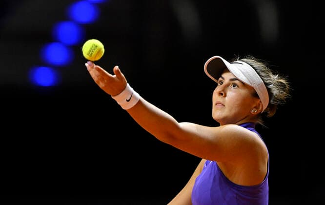 Bianca Andreescu CAN Aufschlag Aktion Tennis Damen Porsche-Cup Porsche Tennis Grand Prix GP Stuttgart 2022 Porsche Arena 21.04.2022 DFL REGULATIONS PROHIBIT ANY USE OF PHOTOGRAPHS AS IMAGE SEQUENCES AND OR QUASI-VIDEO Porsche Tennis Grand Prix GP Stuttgart 2022