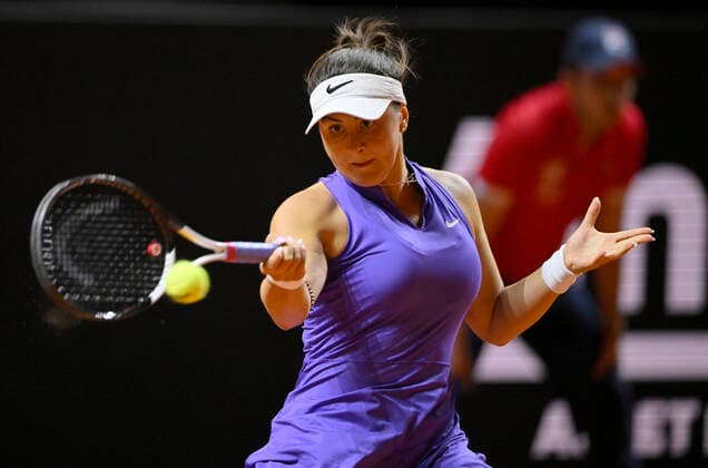 Bianca Andreescu CAN Aktion Tennis Damen Porsche-Cup Porsche Tennis Grand Prix GP Stuttgart 2022 Porsche Arena 21.04.2022 DFL REGULATIONS PROHIBIT ANY USE OF PHOTOGRAPHS AS IMAGE SEQUENCES AND OR QUASI-VIDEO Porsche Tennis Grand Prix GP Stuttgart 2022