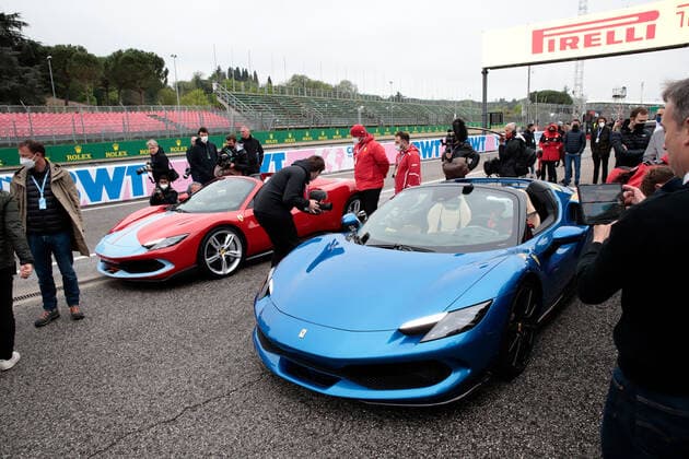 Carlos Sainz jr, Ferrari (links) und Charles Leclerc, Ferrari fuhren auf der Rennstrecke zwei Runden im neuen Ferrari 296 GTS, ITA, Formel 1 Grand Prix Emilia Romagna, Imola, 21.04.2022 ITA, Formel 1 Grand Prix Emilia Romagna, Imola, 21.04.2022