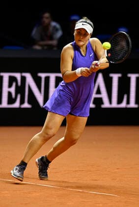 Bianca Andreescu CAN Aktion Tennis Damen Porsche-Cup Porsche Tennis Grand Prix GP Stuttgart 2022 Porsche Arena 21.04.2022 DFL REGULATIONS PROHIBIT ANY USE OF PHOTOGRAPHS AS IMAGE SEQUENCES AND OR QUASI-VIDEO Porsche Tennis Grand Prix GP Stuttgart 2022