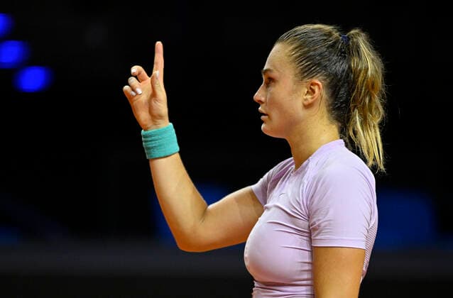 Aryna Sabalenka BLR Gestik Geste Tennis Damen Porsche-Cup Porsche Tennis Grand Prix GP Stuttgart 2022 Porsche Arena 21.04.2022 DFL REGULATIONS PROHIBIT ANY USE OF PHOTOGRAPHS AS IMAGE SEQUENCES AND OR QUASI-VIDEO Porsche Tennis Grand Prix GP Stuttgart 2022
