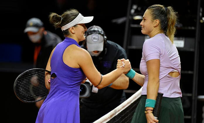 Bianca Andreescu CAN gratuliert Aryna Sabalenka BLR Gestik Geste Tennis Damen Porsche-Cup Porsche Tennis Grand Prix GP Stuttgart 2022 Porsche Arena 21.04.2022 DFL REGULATIONS PROHIBIT ANY USE OF PHOTOGRAPHS AS IMAGE SEQUENCES AND OR QUASI-VIDEO Porsche Tennis Grand Prix GP Stuttgart 2022
