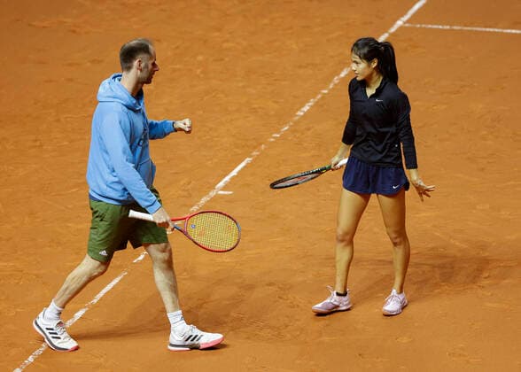 Emma Raducanu und Torben Beltz, Training Tennis - Porsche Tennis Grand Prix 2022 - WTA, Tennis Damen - Porsche-Arena - Stuttgart - - Germany - 21 April 2022. Copyright: xJuergenxHasenkopfx