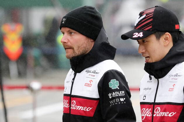 Valtteri Bottas (FIN, Alfa Romeo F1 Team ORLEN 77) (links) und Guanyou Zhou (CHN, Alfa Romeo F1 Team ORLEN 24) ITA, Formel 1 Grand Prix Emilia Romagna, Imola, 21.04.2022 ITA, Formel 1 Grand Prix Emilia Romagna, Imola, 21.04.2022