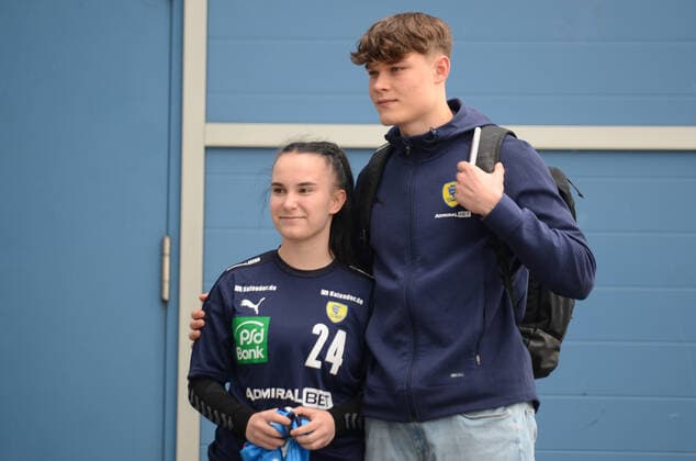 Handball I Herren I Saison 2021-2022 I Liqui Moly Handballbundesliga I 31.Spieltag I Rhein-Neckar Löwen - TVB Stuttgart I 21.04.2022 David More ( 15, Rhein-Neckar Löwen) vor der Halle macht Fotos mit Fans, v.li. Ronja Mannigel (Fan) Mannheim SAP Arena Baden-Württemberg Deutschland Copyright: xLobeca MaxxKrausex