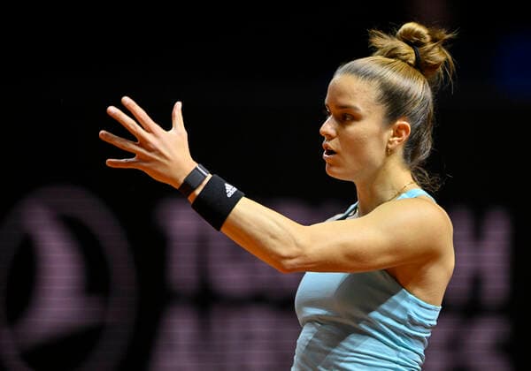 Maria Sakkari GRE Gestik Geste Tennis Damen Porsche-Cup Porsche Tennis Grand Prix GP Stuttgart 2022 Porsche Arena 21.04.2022 DFL REGULATIONS PROHIBIT ANY USE OF PHOTOGRAPHS AS IMAGE SEQUENCES AND OR QUASI-VIDEO Porsche Tennis Grand Prix GP Stuttgart 2022