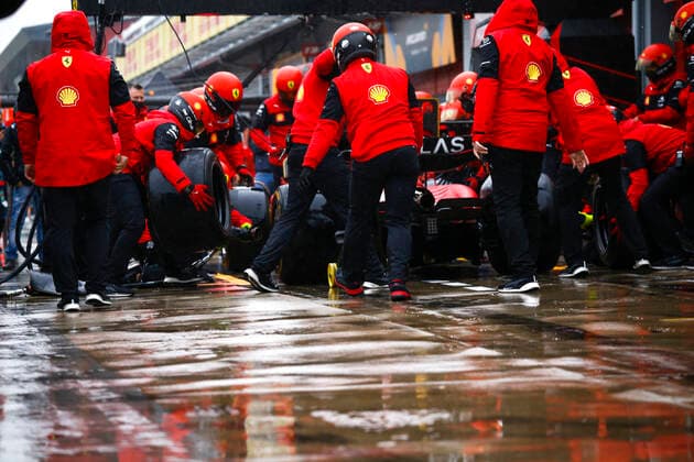 Scuderia Ferrari team during pit stop practice, F1 Grand Prix of Emilia Romagna at Autodromo Enzo e Dino Ferrari on April 21, 2022 in Imola, Italy. (Photo by HOCH ZWEI) Imola Italy