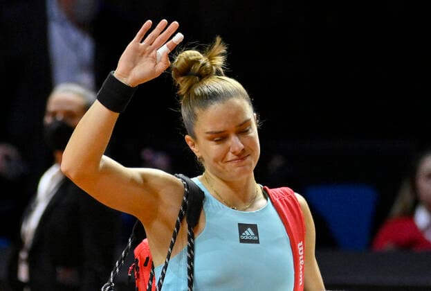 Maria Sakkari GRE muss wegen Verletzung verletzt aufgeben enttaeuscht Traenen weint verabschiedet sich von Stuttgarter Publikum Tennis Damen Porsche-Cup Porsche Tennis Grand Prix GP Stuttgart 2022 Porsche Arena 21.04.2022 DFL REGULATIONS PROHIBIT ANY USE OF PHOTOGRAPHS AS IMAGE SEQUENCES AND OR QUASI-VIDEO Porsche Tennis Grand Prix GP Stuttgart 2022
