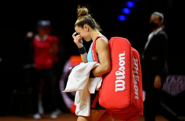 Maria Sakkari GRE muss wegen Verletzung verletzt aufgeben enttaeuscht Traenen weint verabschiedet sich von Stuttgarter Publikum Tennis Damen Porsche-Cup Porsche Tennis Grand Prix GP Stuttgart 2022 Porsche Arena 21.04.2022 DFL REGULATIONS PROHIBIT ANY USE OF PHOTOGRAPHS AS IMAGE SEQUENCES AND OR QUASI-VIDEO Porsche Tennis Grand Prix GP Stuttgart 2022