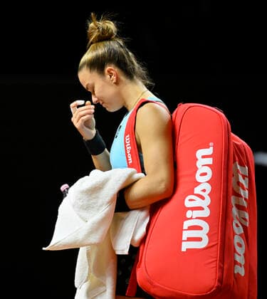Maria Sakkari GRE muss wegen Verletzung verletzt aufgeben enttaeuscht Traenen weint verabschiedet sich von Stuttgarter Publikum Tennis Damen Porsche-Cup Porsche Tennis Grand Prix GP Stuttgart 2022 Porsche Arena 21.04.2022 DFL REGULATIONS PROHIBIT ANY USE OF PHOTOGRAPHS AS IMAGE SEQUENCES AND OR QUASI-VIDEO Porsche Tennis Grand Prix GP Stuttgart 2022