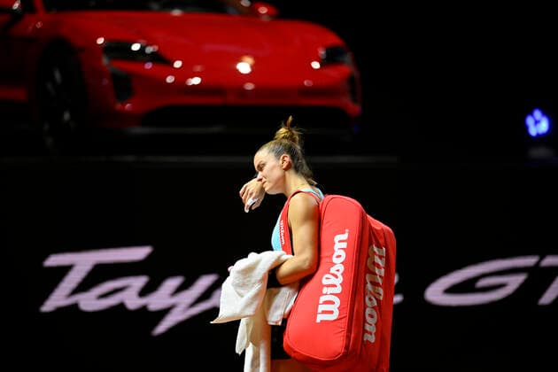 Maria Sakkari GRE muss wegen Verletzung verletzt aufgeben enttaeuscht Traenen weint verabschiedet sich von Stuttgarter Publikum vor Siegerfahrzeug Porsche Taycan GTS Tennis Damen Porsche-Cup Porsche Tennis Grand Prix GP Stuttgart 2022 Porsche Arena 21.04.2022 DFL REGULATIONS PROHIBIT ANY USE OF PHOTOGRAPHS AS IMAGE SEQUENCES AND OR QUASI-VIDEO Porsche Tennis Grand Prix GP Stuttgart 2022