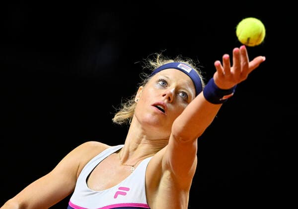 Laura Siegemund GER Aufschlag Aktion Tennis Damen Porsche-Cup Porsche Tennis Grand Prix GP Stuttgart 2022 Porsche Arena 21.04.2022 DFL REGULATIONS PROHIBIT ANY USE OF PHOTOGRAPHS AS IMAGE SEQUENCES AND OR QUASI-VIDEO Porsche Tennis Grand Prix GP Stuttgart 2022
