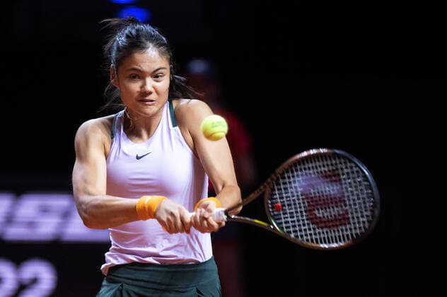 Emma Raducanu (GBR). Deutschland, Stuttgart, 21.04.2022, Tennis, Porsche Tennis Grand Prix, 2022, Runde 2, T.Korpatsch(GER) - E.Raducanu (GBR), Porsche Arena Foto: A2 Bildagentur Peter Hartenfelser