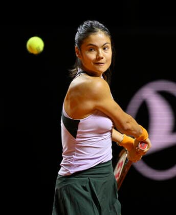 Elena Raducanu GBR Aktion Tennis Damen Porsche-Cup Porsche Tennis Grand Prix GP Stuttgart 2022 Porsche Arena 21.04.2022 DFL REGULATIONS PROHIBIT ANY USE OF PHOTOGRAPHS AS IMAGE SEQUENCES AND OR QUASI-VIDEO Porsche Tennis Grand Prix GP Stuttgart 2022