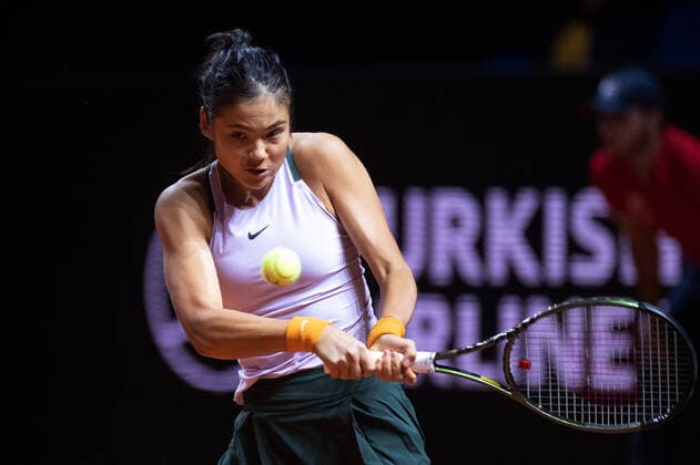 Emma Raducanu (GBR). Deutschland, Stuttgart, 21.04.2022, Tennis, Porsche Tennis Grand Prix, 2022, Runde 2, T.Korpatsch(GER) - E.Raducanu (GBR), Porsche Arena Foto: A2 Bildagentur Peter Hartenfelser