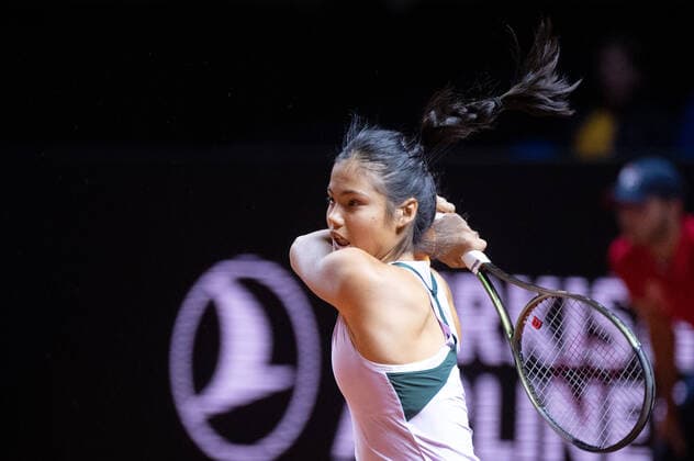 Emma Raducanu (GBR). Deutschland, Stuttgart, 21.04.2022, Tennis, Porsche Tennis Grand Prix, 2022, Runde 2, T.Korpatsch(GER) - E.Raducanu (GBR), Porsche Arena Foto: A2 Bildagentur Peter Hartenfelser