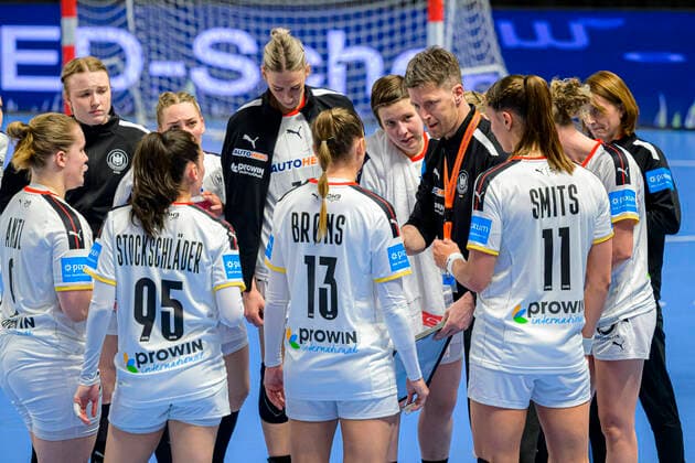 Handball, Frauen: EHF Euro EM 2022 Qualifikation, Griechenland - Deutschland Trainer Markus Gaugisch (Deutschland) in der Auszeit Almere Topsportcentrum Niederlande
