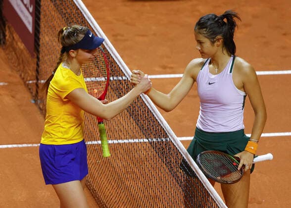 Tamara Korpatsch gratuliert der Siegerin Emma Raducanu Tennis - Porsche Tennis Grand Prix 2022 - WTA, Tennis Damen - Porsche-Arena - Stuttgart - - Germany - 21 April 2022. Copyright: xJuergenxHasenkopfx