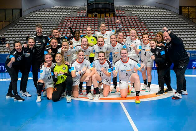 Sport Themen der Woche KW16 Sport Bilder des Tages Handball, Frauen: EHF Euro EM 2022 Qualifikation, Griechenland - Deutschland die Mannschaft von Deutschland Schlussjubel Schlußjubel Emotion Freude Almere Topsportcentrum Niederlande *** Handball, women EHF Euro EM 2022 qualification, Greece Germany the team of Germany final cheer final cheer emotion joy Almere Topsportcentrum Netherlands