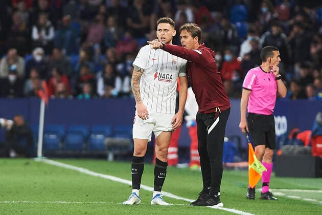 Spain, Valencia, 21.04.2022, Estadio Ciudad de Valencia, UD Levante v FC Sevilla - LaLiga Santander, Lucas Ocampos (FC Sevilla) and head coach Julen Lopetegui (FC Sevilla) talk - (Photo EU-Images) Valencia Estadio Ciudad de Valencia Valencia Spanien