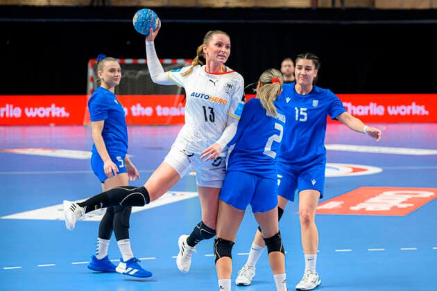 Handball, Frauen: EHF Euro EM 2022 Qualifikation, Griechenland - Deutschland Silje Brons Petersen (Deutschland TuS Metzingen), Maria Chatziparasidou (Griechenland) Almere Topsportcentrum Niederlande