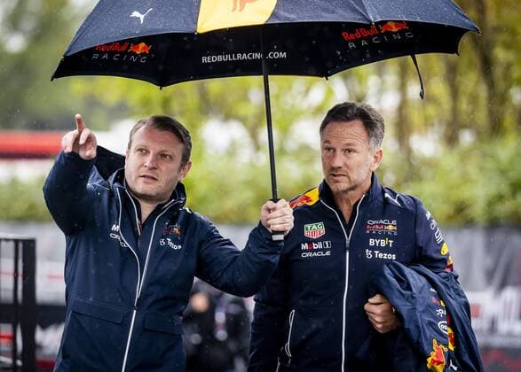 IMOLA - Team Principal Christian Horner (R, Oracle Red Bull Racing) arriving at the track ahead of the 1st free practice session of the Emilia Romagna F1 Grand Prix on Autodromo Enzo e Dino Ferrari. REMKO DE WAAL GP Emilia - Romagna 2022 - Practice 1 2022 xVIxANPxSportx xxANPxIVx