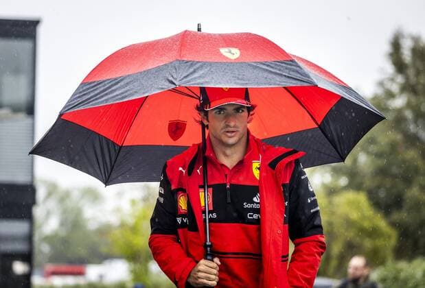 IMOLA - Carlos Sainz (Ferrari) arriving at the track ahead of the 1st free practice session of the Emilia Romagna F1 Grand Prix at Autodromo Enzo e Dino Ferrari. REMKO DE WAAL GP Emilia - Romagna 2022 - Practice 1 2022 xVIxANPxSportx xxANPxIVx