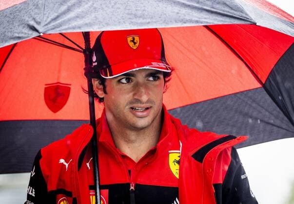 IMOLA - Carlos Sainz (Ferrari) arriving at the track ahead of the 1st free practice session of the Emilia Romagna F1 Grand Prix at Autodromo Enzo e Dino Ferrari. REMKO DE WAAL GP Emilia - Romagna 2022 - Practice 1 2022 xVIxANPxSportx xxANPxIVx
