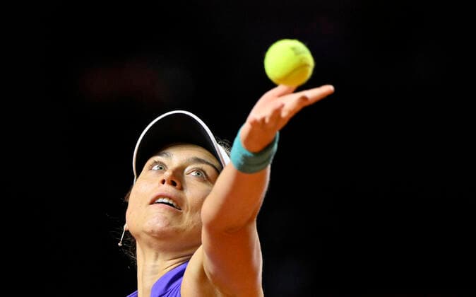 Paula Badosa ESP Aufschlag Aktion Tennis Damen Porsche-Cup Porsche Tennis Grand Prix GP Stuttgart 2022 Porsche Arena 22.04.2022 DFL REGULATIONS PROHIBIT ANY USE OF PHOTOGRAPHS AS IMAGE SEQUENCES AND OR QUASI-VIDEO Porsche Tennis Grand Prix GP Stuttgart 2022