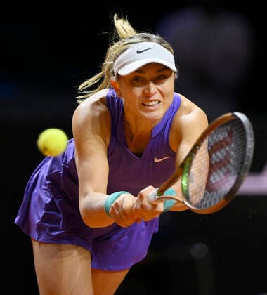 Paula Badosa ESP Aktion Tennis Damen Porsche-Cup Porsche Tennis Grand Prix GP Stuttgart 2022 Porsche Arena 22.04.2022 DFL REGULATIONS PROHIBIT ANY USE OF PHOTOGRAPHS AS IMAGE SEQUENCES AND OR QUASI-VIDEO Porsche Tennis Grand Prix GP Stuttgart 2022