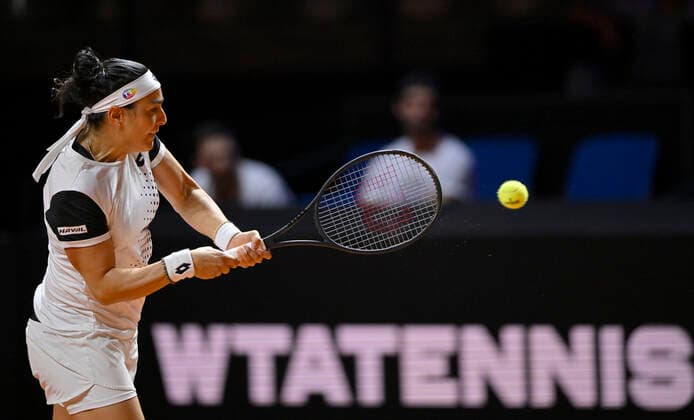Ons Jabeur TUN Aktion Tennis Damen Porsche-Cup Porsche Tennis Grand Prix GP Stuttgart 2022 Porsche Arena 22.04.2022 DFL REGULATIONS PROHIBIT ANY USE OF PHOTOGRAPHS AS IMAGE SEQUENCES AND OR QUASI-VIDEO Porsche Tennis Grand Prix GP Stuttgart 2022