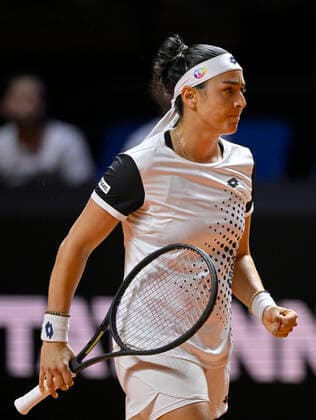 Ons Jabeur TUN Jubel Freude Emotion Tennis Damen Porsche-Cup Porsche Tennis Grand Prix GP Stuttgart 2022 Porsche Arena 22.04.2022 DFL REGULATIONS PROHIBIT ANY USE OF PHOTOGRAPHS AS IMAGE SEQUENCES AND OR QUASI-VIDEO Porsche Tennis Grand Prix GP Stuttgart 2022
