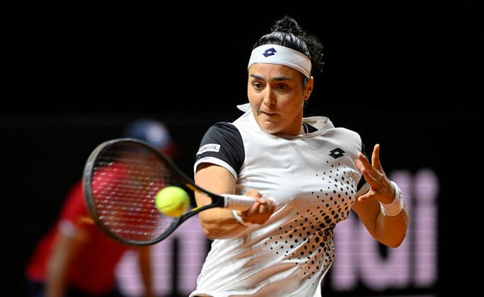Ons Jabeur TUN Aktion Tennis Damen Porsche-Cup Porsche Tennis Grand Prix GP Stuttgart 2022 Porsche Arena 22.04.2022 DFL REGULATIONS PROHIBIT ANY USE OF PHOTOGRAPHS AS IMAGE SEQUENCES AND OR QUASI-VIDEO Porsche Tennis Grand Prix GP Stuttgart 2022