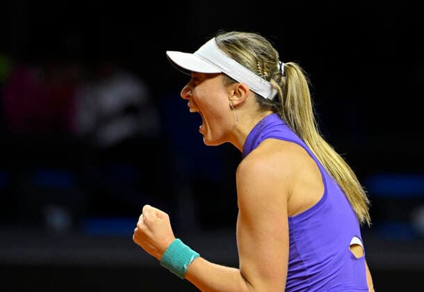 Paula Badosa ESP Jubel Freude Emotion Gestik Geste Tennis Damen Porsche-Cup Porsche Tennis Grand Prix GP Stuttgart 2022 Porsche Arena 22.04.2022 DFL REGULATIONS PROHIBIT ANY USE OF PHOTOGRAPHS AS IMAGE SEQUENCES AND OR QUASI-VIDEO Porsche Tennis Grand Prix GP Stuttgart 2022