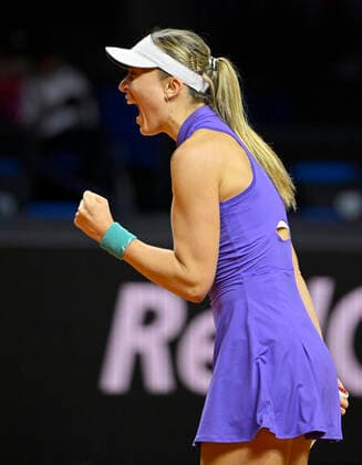 Paula Badosa ESP Jubel Freude Emotion Gestik Geste Tennis Damen Porsche-Cup Porsche Tennis Grand Prix GP Stuttgart 2022 Porsche Arena 22.04.2022 DFL REGULATIONS PROHIBIT ANY USE OF PHOTOGRAPHS AS IMAGE SEQUENCES AND OR QUASI-VIDEO Porsche Tennis Grand Prix GP Stuttgart 2022