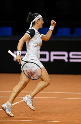 Ons Jabeur TUN Jubel Freude Emotion Gestik Geste Tennis Damen Porsche-Cup Porsche Tennis Grand Prix GP Stuttgart 2022 Porsche Arena 22.04.2022 DFL REGULATIONS PROHIBIT ANY USE OF PHOTOGRAPHS AS IMAGE SEQUENCES AND OR QUASI-VIDEO Porsche Tennis Grand Prix GP Stuttgart 2022